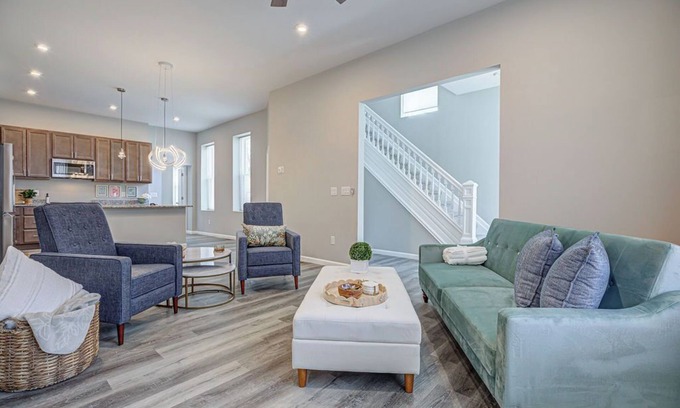 Cincinnati House | Musketeer Manor ~ 5 bedrooms & 4.5 baths off street parking & central location!