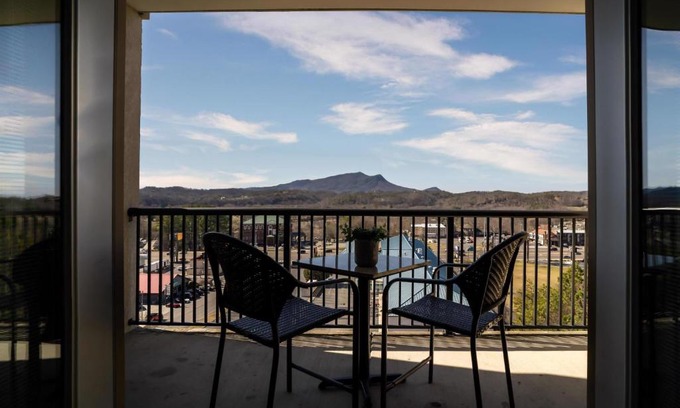 Pigeon Forge Apartment | MVC - Unit 1505 - Bearly Available