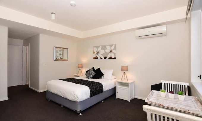 Huskisson Apartment | "Myola" Modern renovated Studio, Husky main street cafes & shops! 500m to beach!