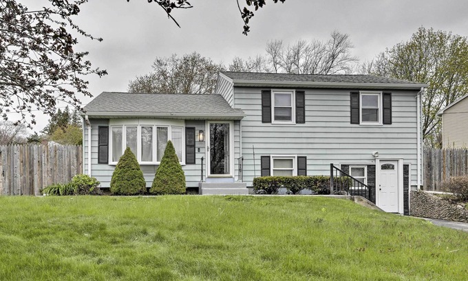 West Mystic House | Mystic House w/ Fenced Yard < 2 Mi to Dtwn!