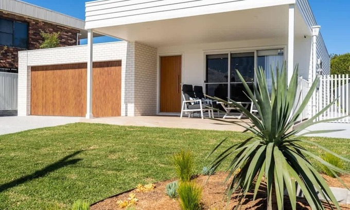 Vincentia House | Myuna - beachfront pet-friendly