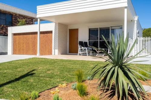 Vincentia House | Myuna - beachfront pet-friendly coastal escape