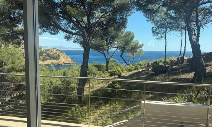 Ensues-la-Redonne House | N'ARTure home with unique environment (restricted calanque, sea front and boat)