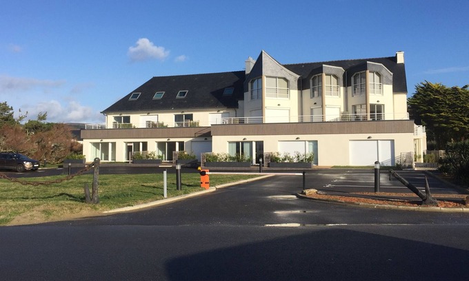 Plomodiern Apartment | n ° 8 located on the seafront, SOUTH direct access to the beach