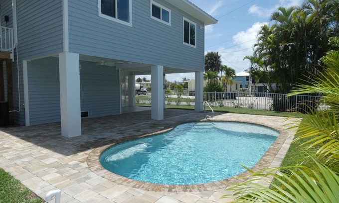 Mid Island House | n"Lazy Day" - Beach Paradise w/Pool, 2 min walk to beach! Pet friendly!