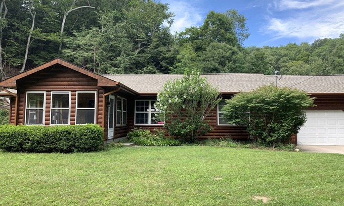 Frankfort Cottage | N Michigan Getaway/walk to lake