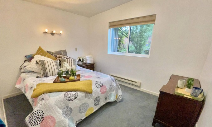 Pinehurst House | N Seattle home - Master Suite & Large living spaceN西雅图家-主卧套房和大型起居空间