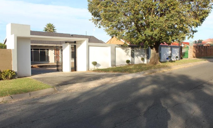 Greater Johannesburg Metropolitan Area Apartment | Naledi BnB and Spa