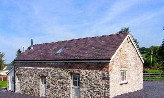 Graigfechan Cottage | NANT YR HENDRE, family friendly, with hot tub in Pentre Celyn