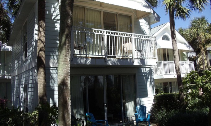 Crystal Beach Cottage | Nantucket Cottage B - 3 min stroll to beach.