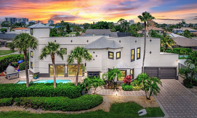 Naples Park Ski Chalet | Naples Amore - Heated Pool/Spa, Pizza Oven, Playground, EV Charger, Grill, 5BR