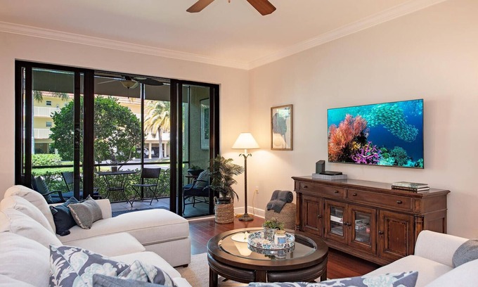 East Naples Resort | Naples Bay Resort- close to beaches and downtown