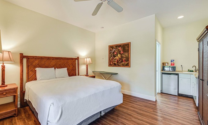 Naples Apartment | Naples Vacation Rental Studio in Resort Community