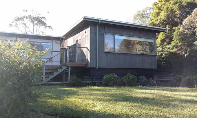 Shoreham House | Native garden serenity near beach and wineries