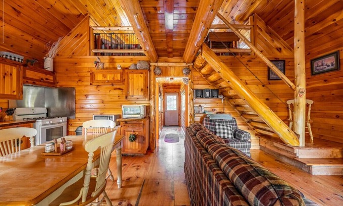 Anson House | Nature Enthusiast's Haven:Cabin with Scenic Trails