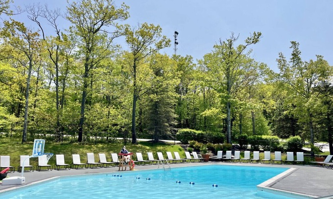 Jefferson Township Condo | 🏊 🌲 Nature & Lux Vibes – Hidden Valley Escape Just Steps from the Pool🏞️