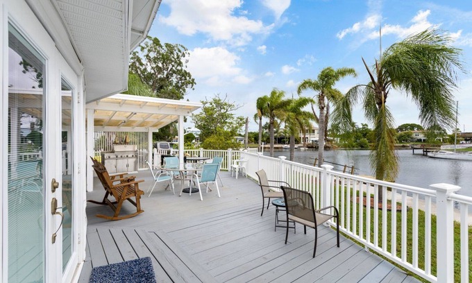 Signal Cove House | Nautical Haven 175 FT PRIVATE WATERFRONT/Dock/4 KAYAKS/5 MIN 4 GROCERIES