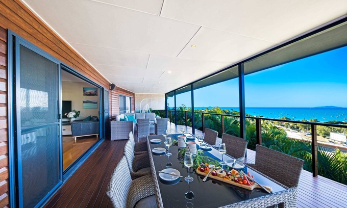 Airlie Beach House | Nautilus on Nara - Spacious Airlie Beach Holiday Home with Ocean Views (Pets on