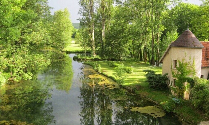 Accolay Cottage | Near Chablis, on the property of a 18C watermill with heated swimming pool