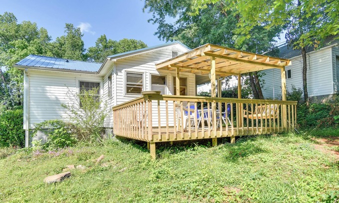 Lynn Cottage | Near Dining: Columbus Cottage w/Furnished Deck!