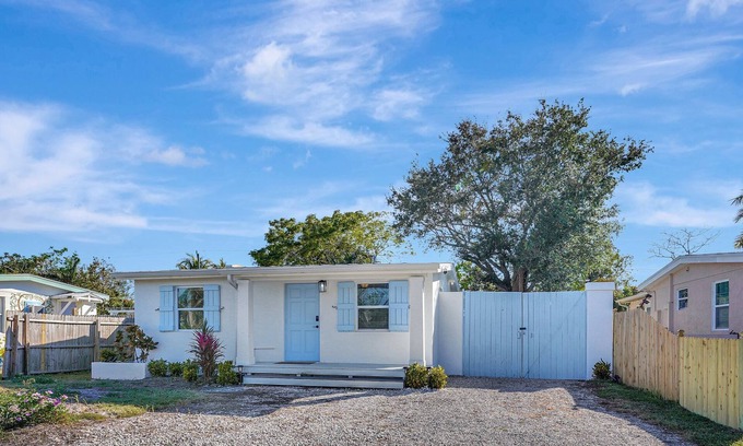 East Naples Cottage | Near DownTown & Napes Beach! Cottage House 2QueenBeds Fenced Back Yard with deck
