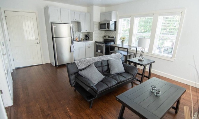 Central Oklahoma City Apartment | 🎬 Near Film Row District 🎬 Walkable80 ★Historic★