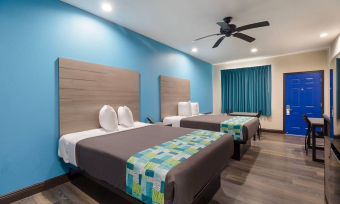 Hitchcock House | Near Galveston Beach | Family Room with Free Parking and Breakfast