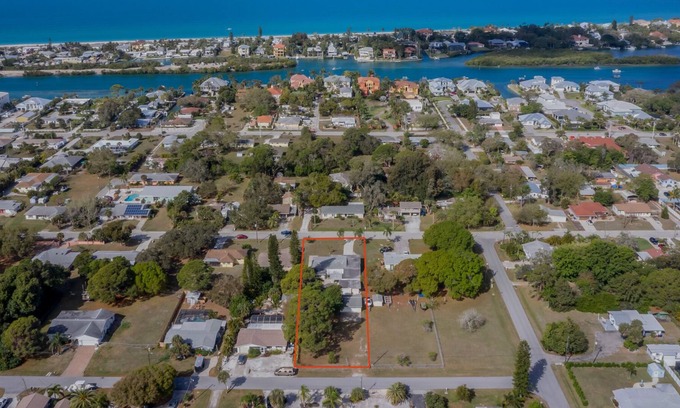 Laurel House | NEAR NOKOMIS BEACH AND CASEY KEY