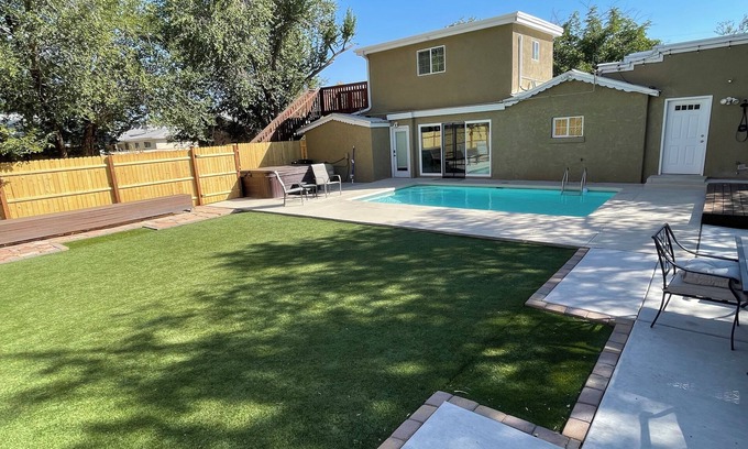 Los Duranes House | Near-North Valley Oasis! Sleeps 8! Easy Access to I-40, Pool, Hot tub, AC/Heat
