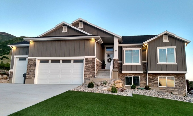 Perry House | Near Ski Resorts n-Stunning Sunsetsn- Hottubn- Fireplace over tubn-Air hocky