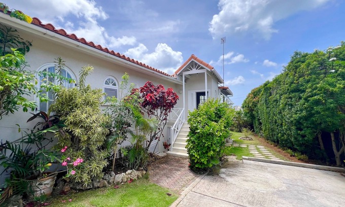 Merlin Bay House | Near Sugar Hill cool 3 bedroom split level, pool and garden townhouse