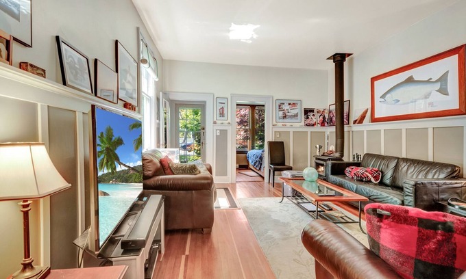 James Bay Cottage | Near the Ocean/Self Check-in/Out/Wifi/High Cleaning Standards