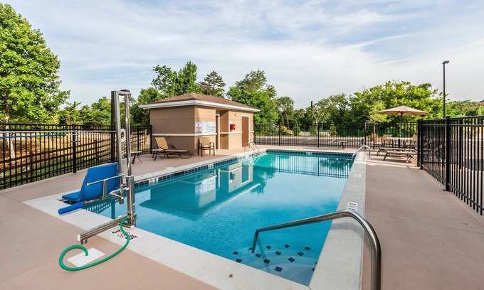 Farragut Apartment | Near Turkey Creek Shopping District | Shared Outdoor Pool + BBQ Area