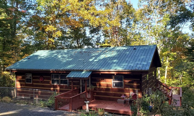 Fleetwood Cabin | Near West Jefferson, Boone + Blue Ridge Parkway! Mountain get away w/fireplace.