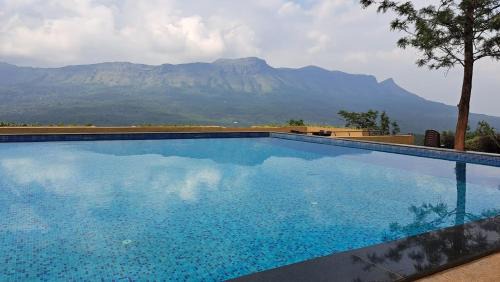 Chikkamagaluru Resort | Neeli Betta Retreat-with Mountain view and a Pool