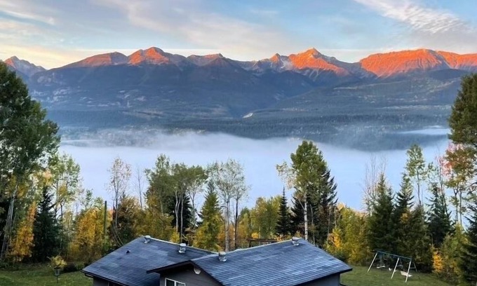 Golden Cabin | Nell’s Mountain Lodge - Movie Theatre|Arcade|Hottub|Fire Pit|Kicking Horse