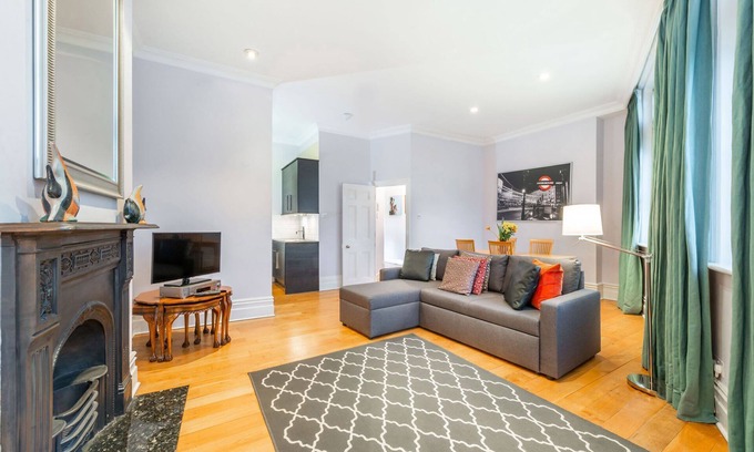 London City Centre Apartment | Nelson's Pad - Trafalgar Square - by Frankie Says