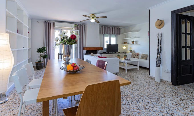 Nerja Apartment | Nerja centre - pool - Wifi - parking - air con - beach 250 mtr - 6 persons