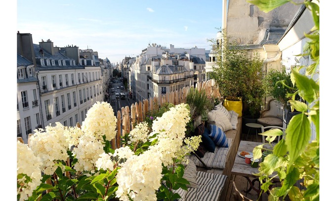 2nd Arrondissement Apartment | Nest on the roofs in the heart of Paris with terrace