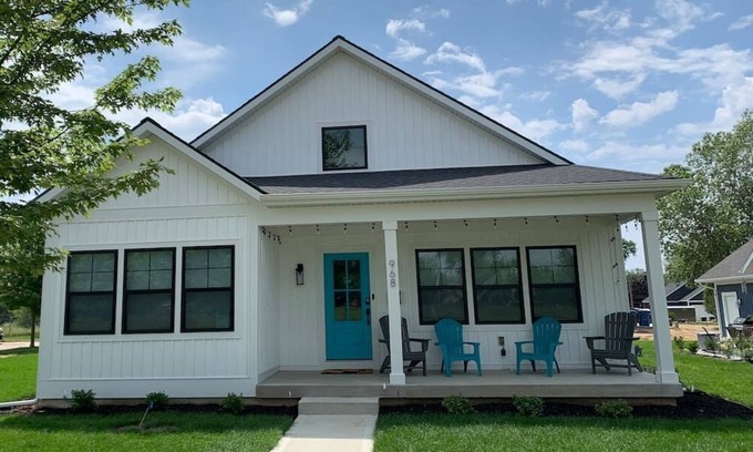 South Haven House | New 2,600 SF - 5BR - 10 Beds - Close to S. Beach - Pool