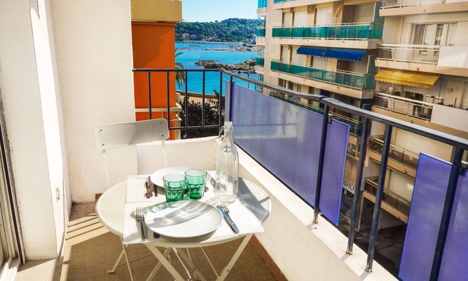 Antibes City Centre Apartment | New 2 bedroom/2 bathroom apartment by the beach 🏖️with garage and A/C
