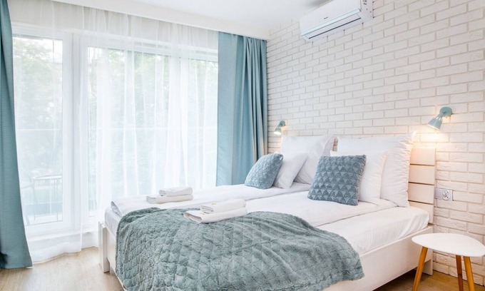 City Centre Apartment | New 2 bedroom Apt with balcony, aircon, near Old Town