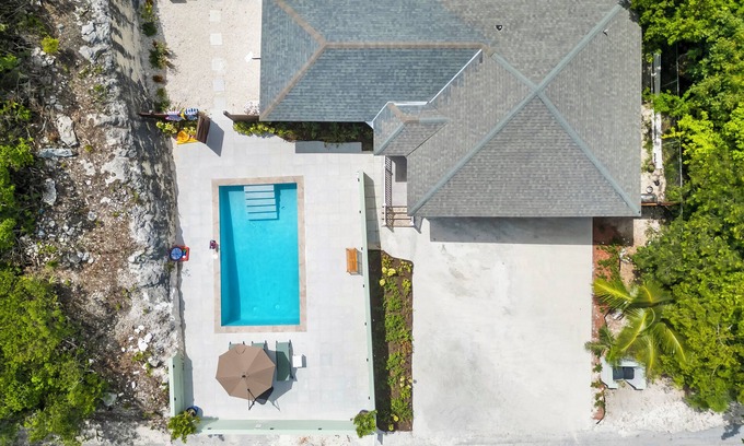 Jimmy Hill House | NEW 2BD/2.5 BATH near beach access and George town with PRIVATE POOL