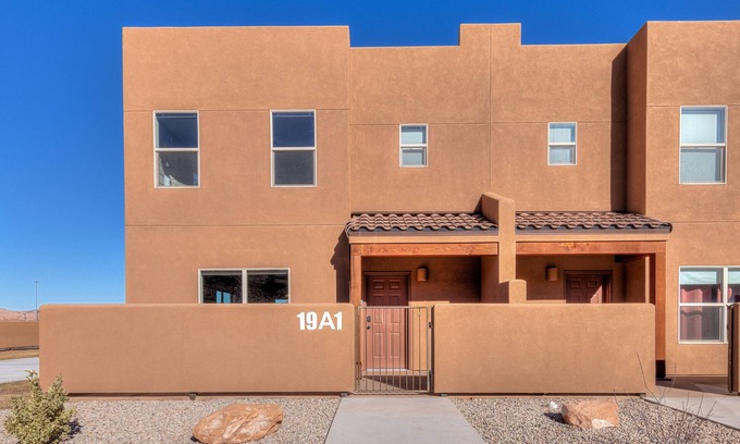 Moab South Valley House | New 2bd, 2.5 bath Townhome w/Red Rock Views, Pool, Hot Tub, full kitchen, w/d