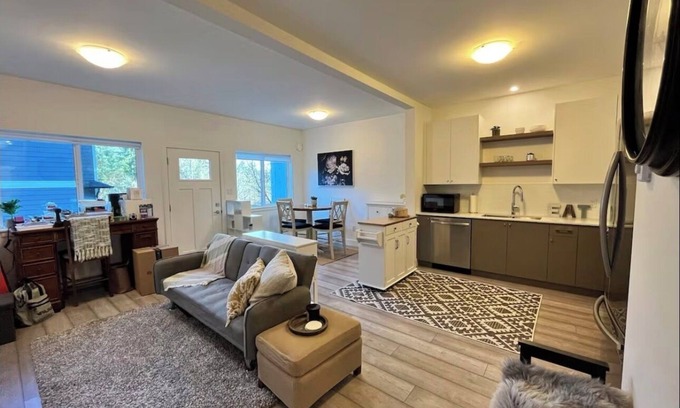 Langford House | NEW 2BR Victoria Suite: Family, Pet, Work-Friendly
