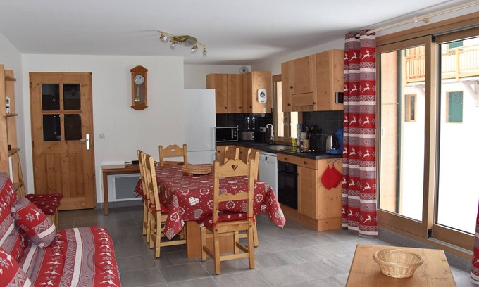 Pralognan-la-Vanoise Apartment | New 3-Bedroom Apartment in Central Location with Terrace, Close to Shops and Ski Lifts