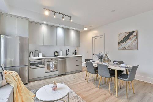 Toronto Entertainment District Apartment | New 3 BR with Free parking Downtown Toronto