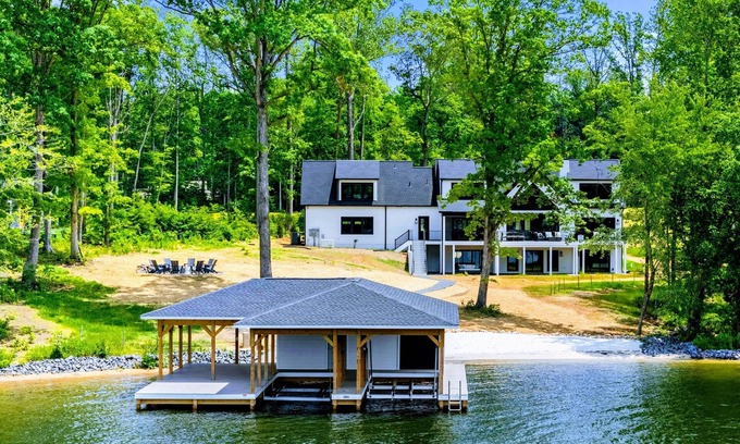 Bumpass House | NEW 6BR Lakefront Lake Anna, Beach, Dock, Deck Views