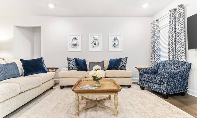 Lewes House | New 7BR Luxury House Near Beaches *Sleeps 14