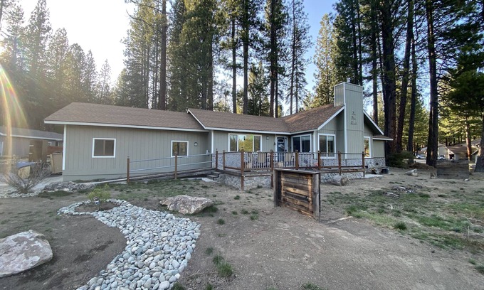 Plumas Eureka Estates House | New AC Installed: 3 bedroom home with golf course view , Dogs OK